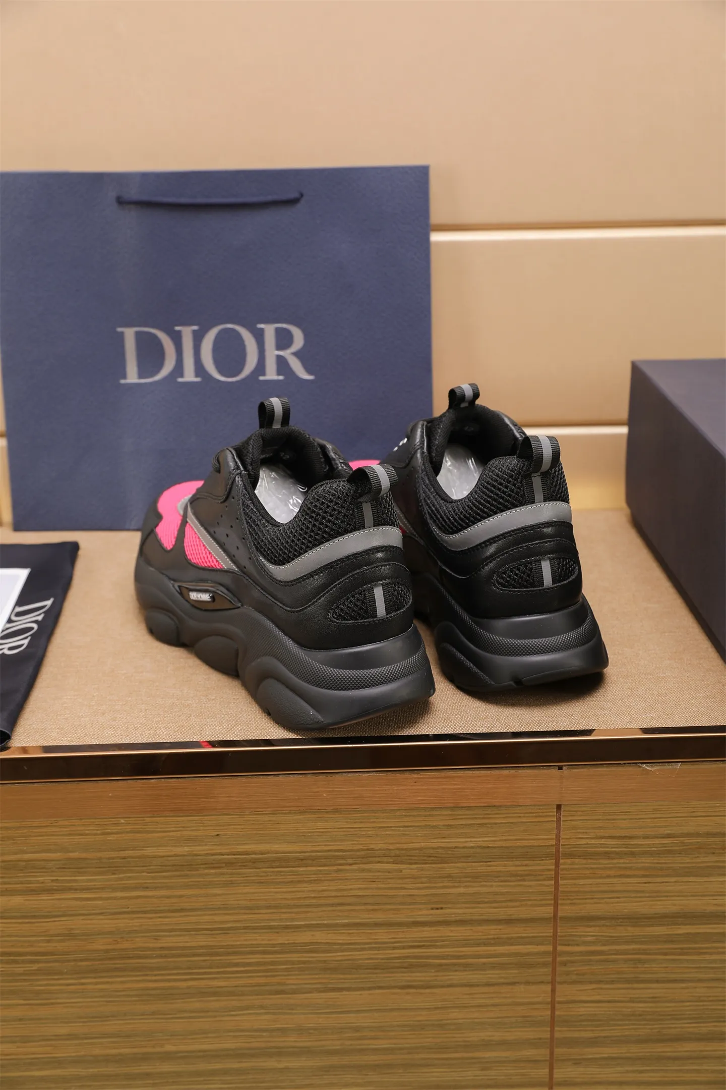 Factory price: 460💰Dior’s top version of D’s b22 men’s sports shoes. Inspired by retro running styles, the chunky low-top silhouette features gray calf leather and blue and white mesh fabric uppers, atop a black, white and blue engraved rubber sole. Nylon ribbon accents the blue mesh tongue and heel counter, and a "dio~" logo appears on the side. Pair it with a suit for a striking contrast and add a sportswear-chic edge to your look. The thick sole can be about 4cm~ Size: 38-45, [46, 47 customized]